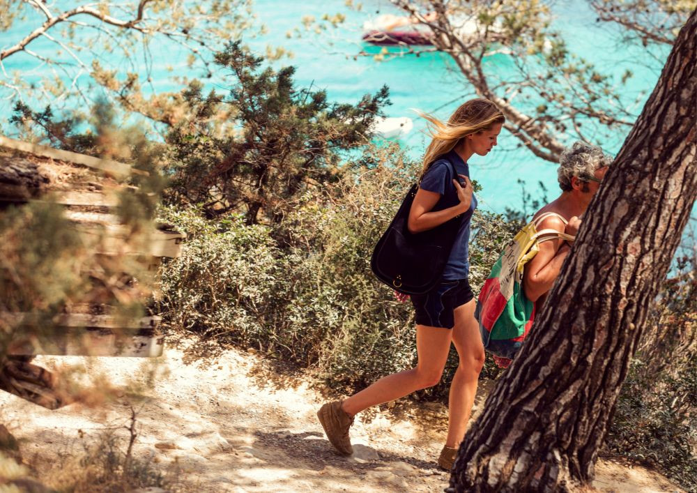 Loạt ảnh áo tắm, không nội y đẹp như mộng giữa nắng gió biển trời của Hana Jirickova ảnh 4