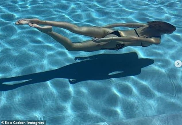 Con gái siêu mẫu 19 tuổi của Cindy Crawford thả dáng tuyệt đẹp ở bể bơi ảnh 2