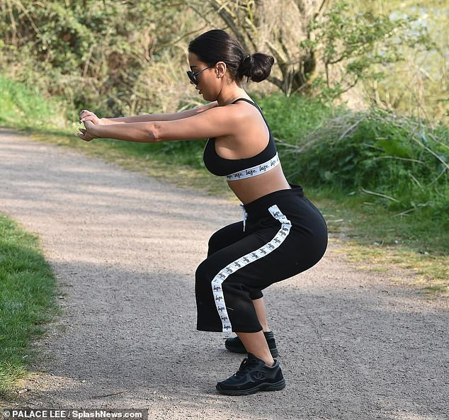 Mỹ nhân truyền hình Anh khoe vòng 1 căng đầy khi tập thể dục ở công viên ảnh 3