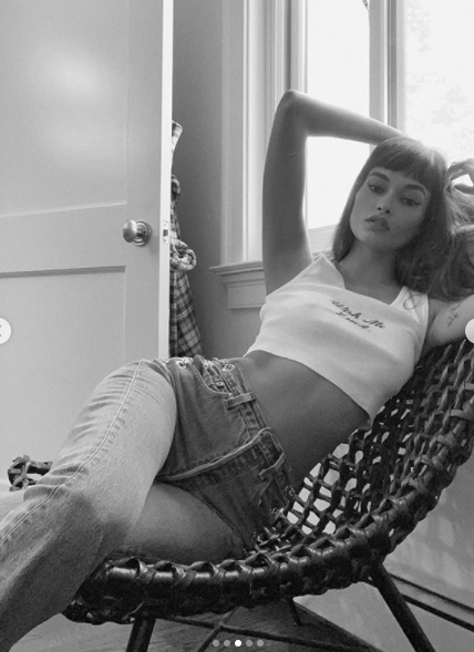 Chân dài Brazil tung ảnh mặc crop top, 'thả rông' vòng 1 siêu quyến rũ ảnh 4