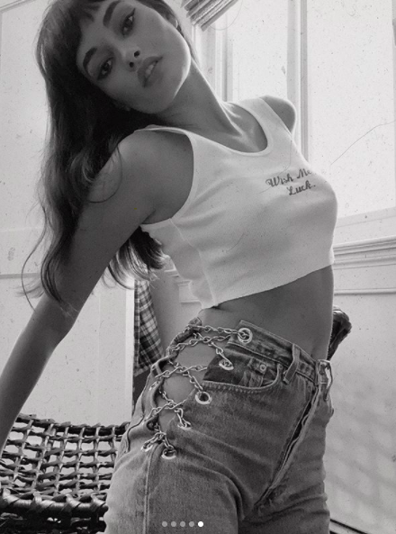 Chân dài Brazil tung ảnh mặc crop top, 'thả rông' vòng 1 siêu quyến rũ ảnh 1