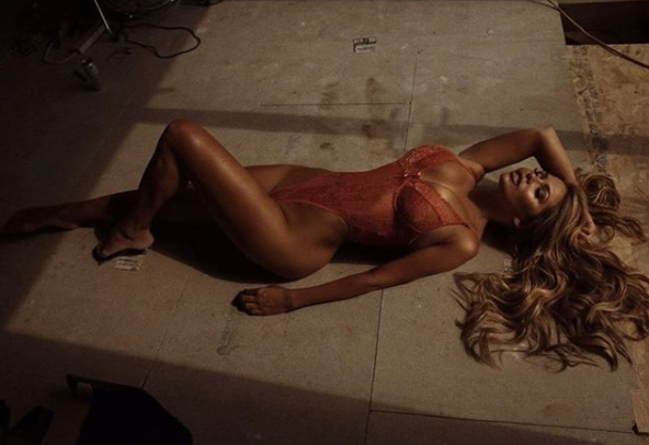 Mẫu nội y Anh quốc tập luyện với trang phục gợi cảm, 'thả rông' khoe vòng 1 ngoại cỡ ảnh 10