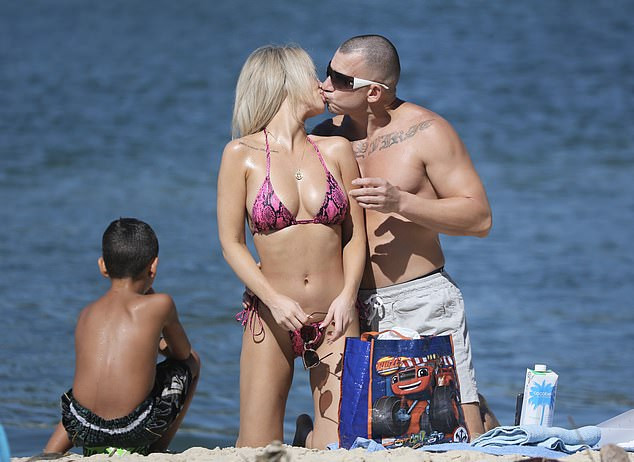 Sao truyền hình 9x nảy nở gợi cảm, tình tứ bạn trai ở biển ảnh 4