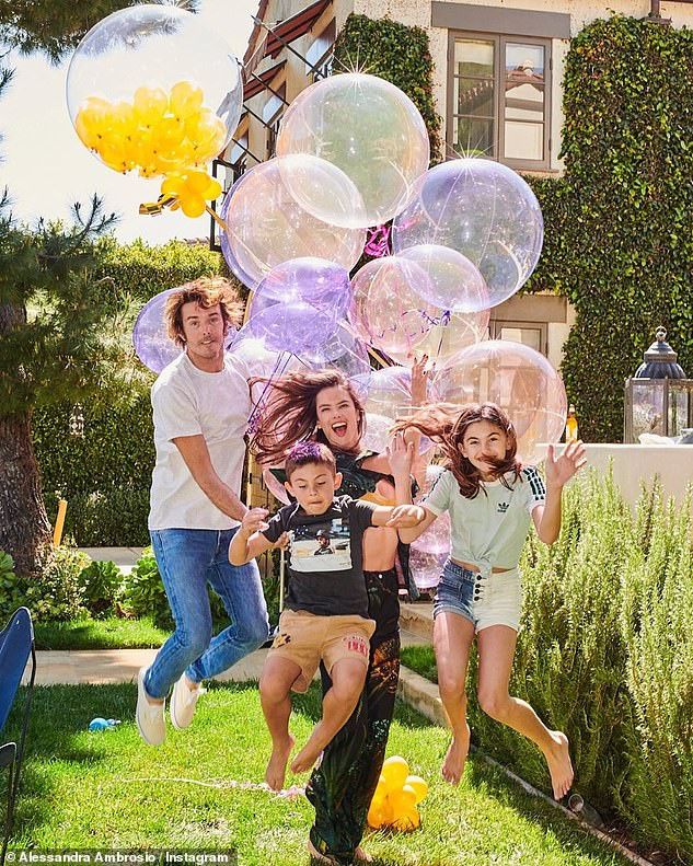 Cựu 'thiên thần nội y' Alessandra Ambrosio trẻ đẹp mơn mởn với áo tắm quây bé xíu ảnh 8