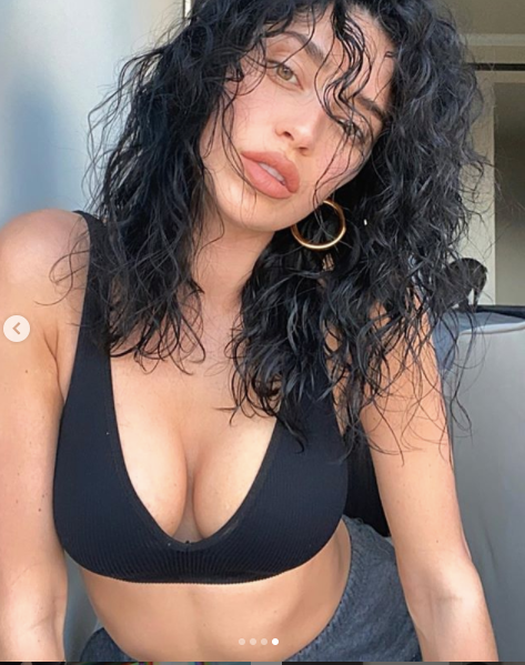 Nicole Williams khoe tóc xoăn tự làm nhưng vòng 1 căng đầy mới gây chú ý ảnh 4