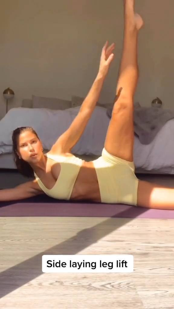 Mẫu nội y có chỉ số cơ thể 'vàng' bán nude nóng 'bỏng rẫy' ảnh 6