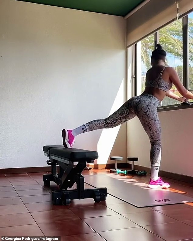 Bạn gái nóng bỏng của Cristiano Ronaldo khoe dáng 'nảy lửa' khi tập tại nhà ảnh 4