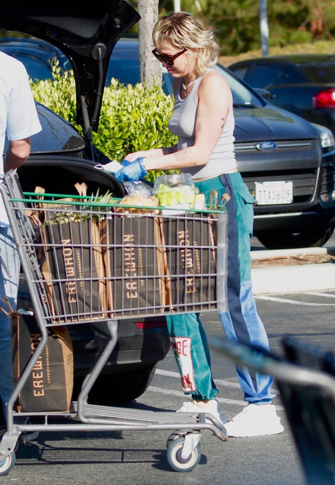 Miley Cyrus 'thả rông' vòng 1, không khẩu trang đi mua sắm cùng tình trẻ ảnh 3