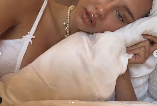 Nàng mẫu 9x tung ảnh giường chiếu nóng bỏng khi ở nhà tránh dịch ảnh 2