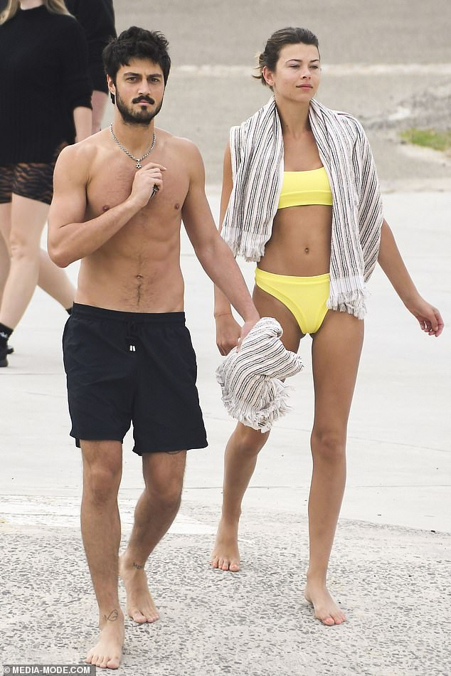 Chân dài Victoria's Secret khoe dáng đẹp như tạc tượng ở biển ảnh 2