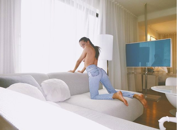 Sao truyền hình 9x tung ảnh lộ ngực trần táo bạo ảnh 5