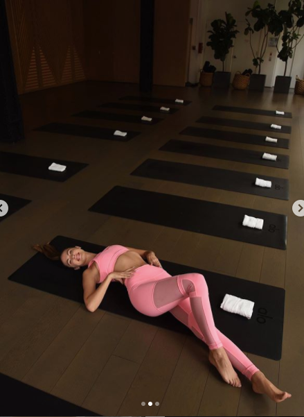 Carmella Rose mặc áo tắm hở nửa ngực siêu quyến rũ ảnh 8