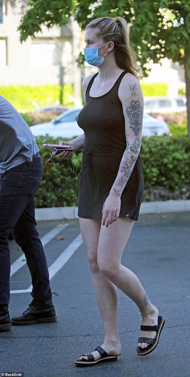 Ireland Baldwin lại 'thả rông', lộ điểm nhạy cảm ảnh 2