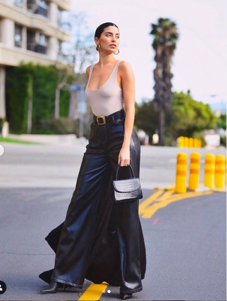 'Mỹ nhân nóng bỏng nhất Canada' mặc hở bạo, 'thả rông' vòng 1 ảnh 2