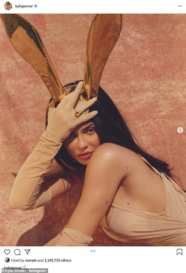 Tỉ phú tự thân trẻ nhất đăng ảnh mặc váy màu nude mỏng tang dịp lễ Phục sinh ảnh 2