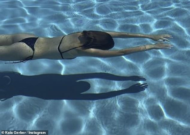 Con gái siêu mẫu 19 tuổi của Cindy Crawford thả dáng tuyệt đẹp ở bể bơi ảnh 3