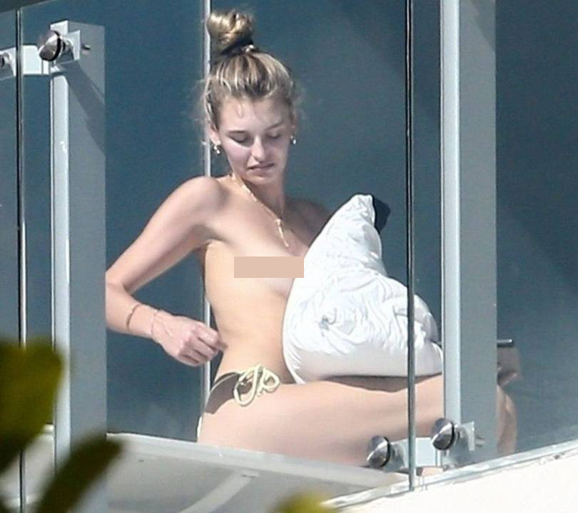 Chân dài 9x Hà Lan vô tư để ngực trần tắm nắng trên ban công ảnh 1