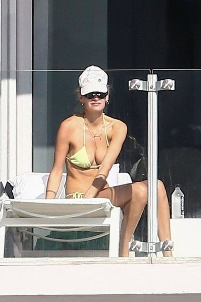 Chân dài 9x Hà Lan vô tư để ngực trần tắm nắng trên ban công ảnh 6