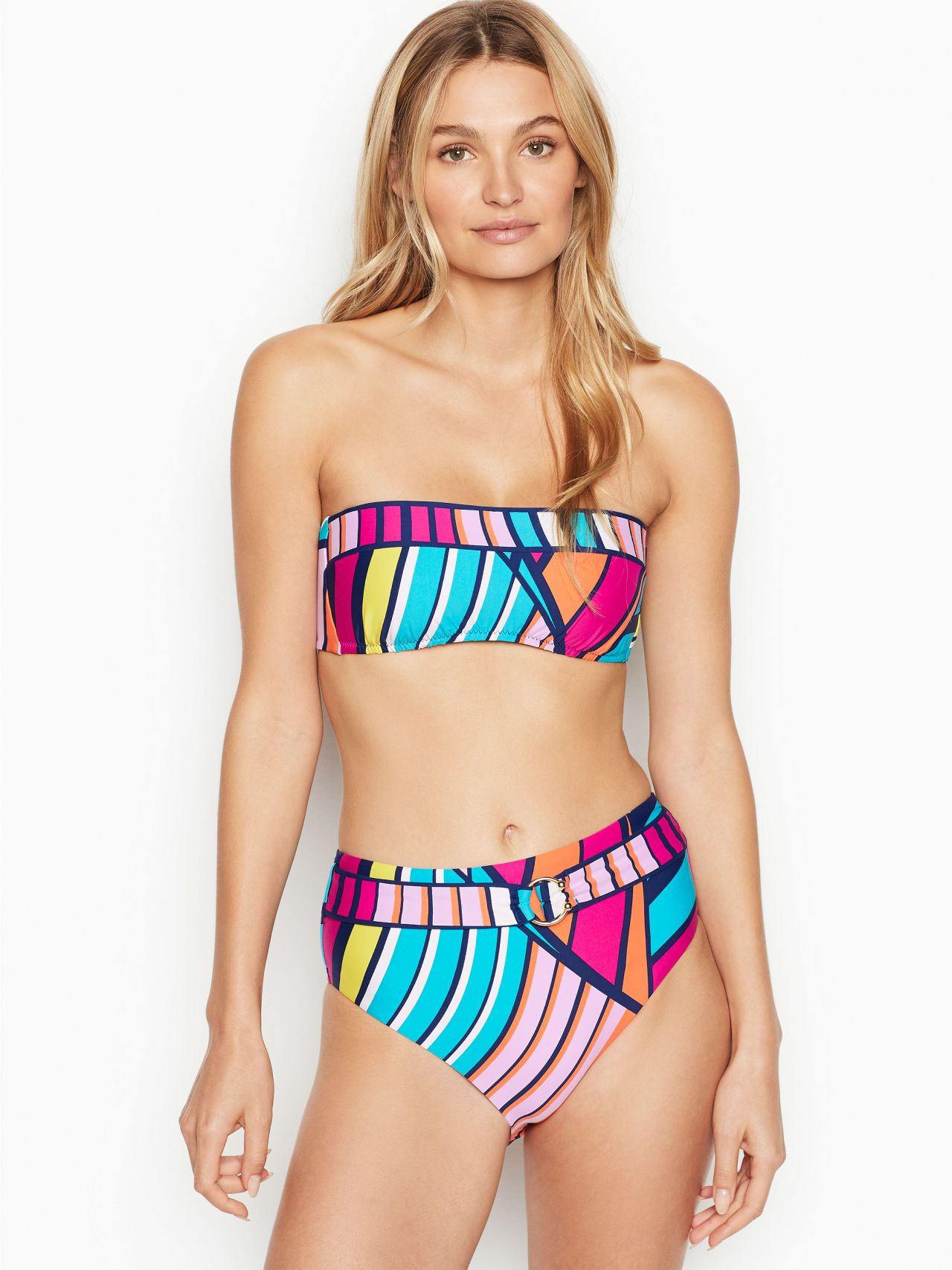 Chân dài 9x Hà Lan vô tư để ngực trần tắm nắng trên ban công ảnh 14