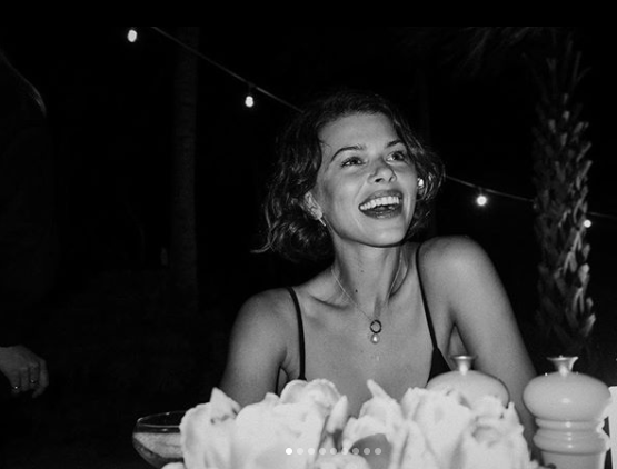 Chân dài Victoria's Secret mặc sexy 'tiệc tùng' khi cách ly ảnh 1