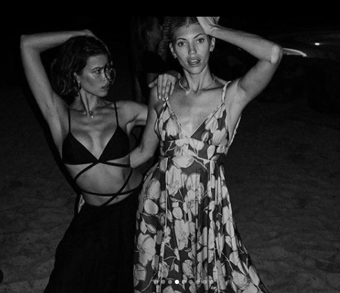 Chân dài Victoria's Secret mặc sexy 'tiệc tùng' khi cách ly ảnh 4