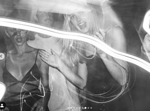 Chân dài Victoria's Secret mặc sexy 'tiệc tùng' khi cách ly ảnh 7