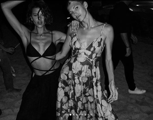 Chân dài Victoria's Secret mặc sexy 'tiệc tùng' khi cách ly ảnh 2