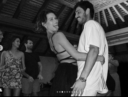 Chân dài Victoria's Secret mặc sexy 'tiệc tùng' khi cách ly ảnh 3