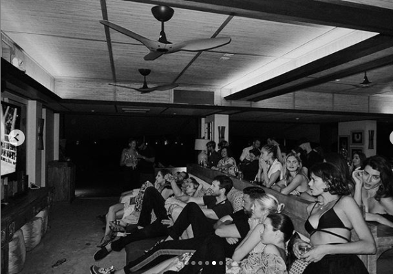 Chân dài Victoria's Secret mặc sexy 'tiệc tùng' khi cách ly ảnh 6