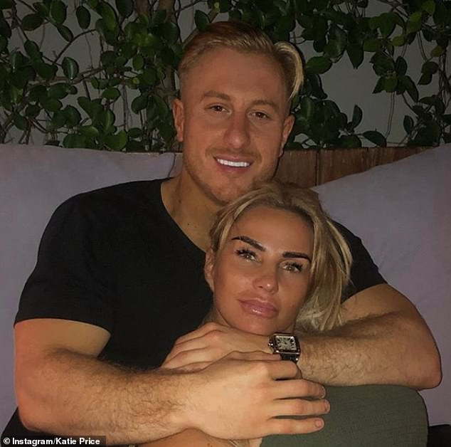 Mẫu nội y Anh quốc tập luyện với trang phục gợi cảm, 'thả rông' khoe vòng 1 ngoại cỡ ảnh 7