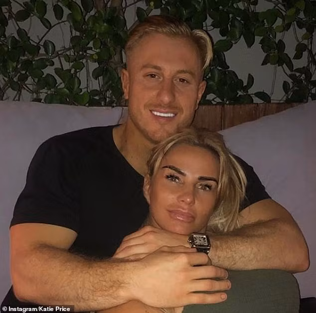 Mẫu nội y Anh quốc tập luyện với trang phục gợi cảm, 'thả rông' khoe vòng 1 ngoại cỡ ảnh 7