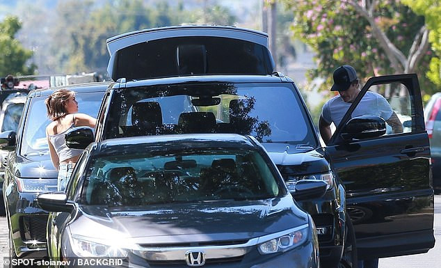 Con gái siêu mẫu 2k của Cindy Crawford hết 'thả rông' lại tung ảnh bikini nhỏ xíu ảnh 1