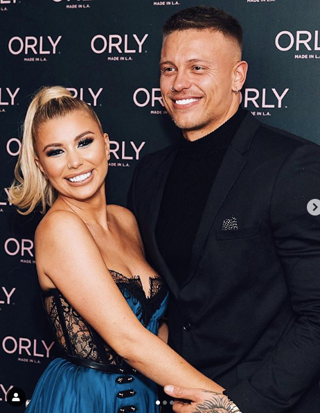 Sao truyền hình 9x lên đồ 'quên' nội y, khoe vòng 1 nóng bỏng tại vườn nhà ảnh 9