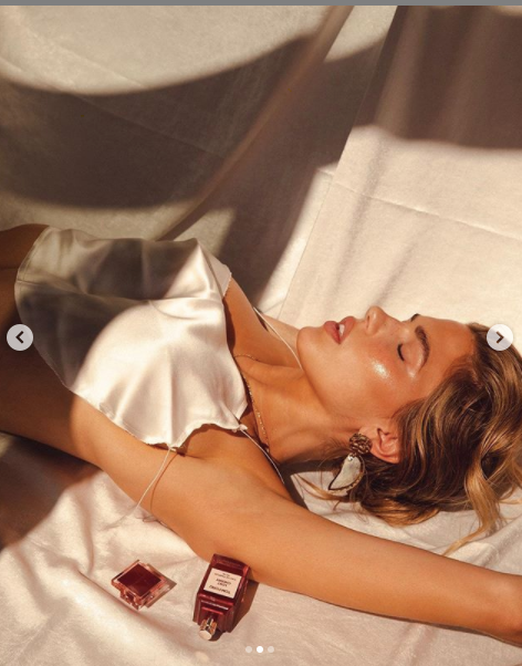 Chân dài 9x gợi cảm mơn mởn với áo ngực lụa satin mỏng tang ảnh 2