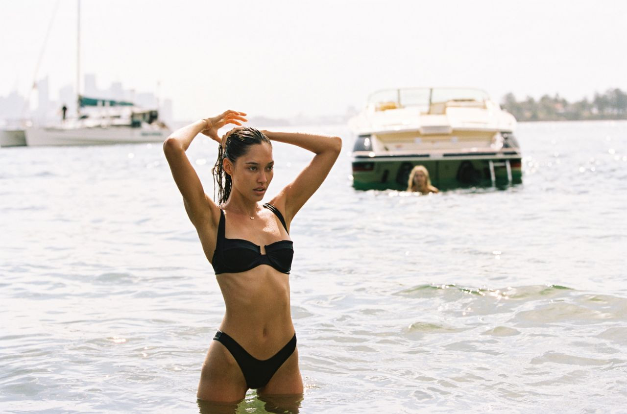 Vẻ nóng bỏng 'rực lửa' của 2 mỹ nhân làng mốt với áo tắm ảnh 1