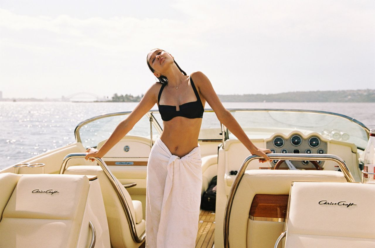 Vẻ nóng bỏng 'rực lửa' của 2 mỹ nhân làng mốt với áo tắm ảnh 12