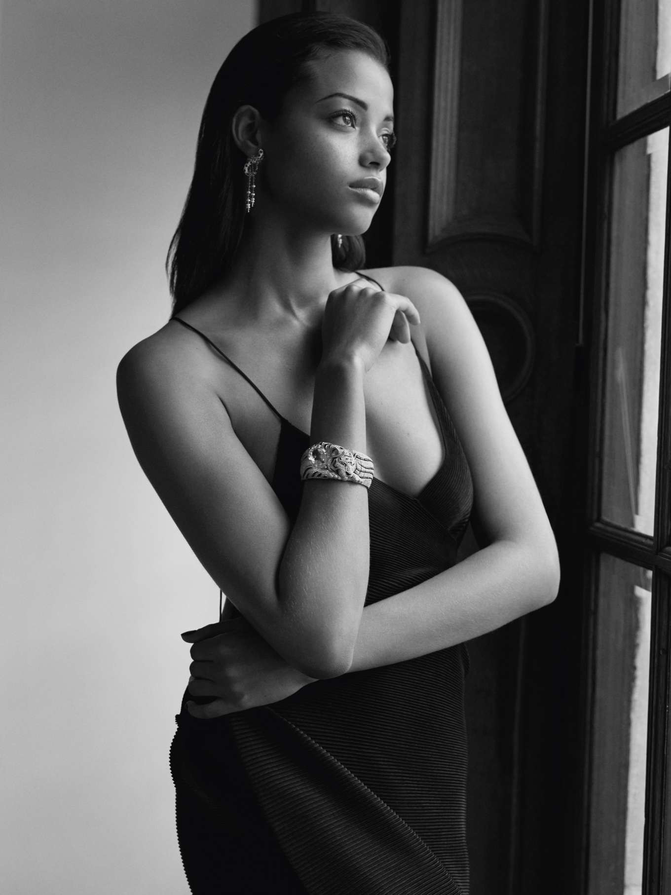 'Thiên thần của Charlie' Ella Balinska nổi loạn 'thả rông' trên Elle ảnh 10