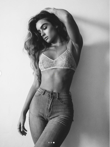 Mẫu nữ thể hình nóng bỏng hàng đầu Mỹ thả dáng 'bốc lửa' với nội y ảnh 3