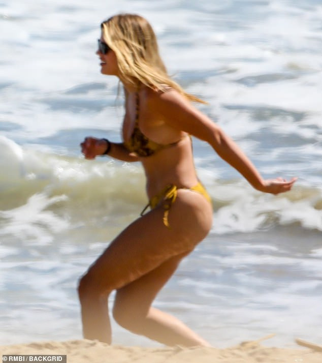 Nàng mẫu Sofia Richie đi biển với bạn trai hơn 15 tuổi giữa mùa dịch ảnh 9
