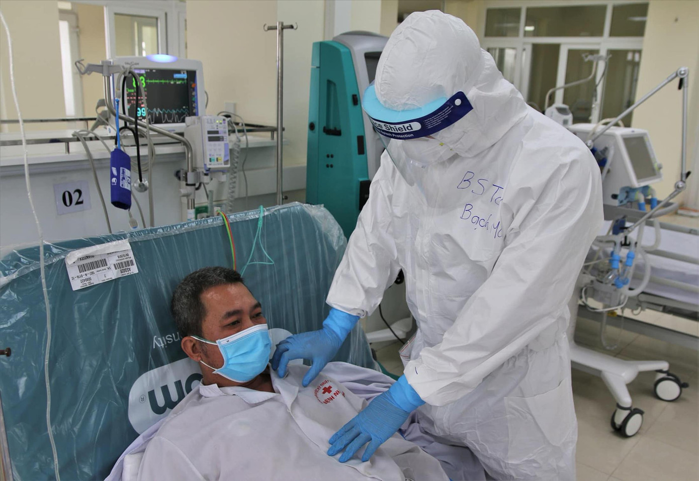 Đi vào tâm đại dịch thế kỷ: Xa để gần ảnh 1