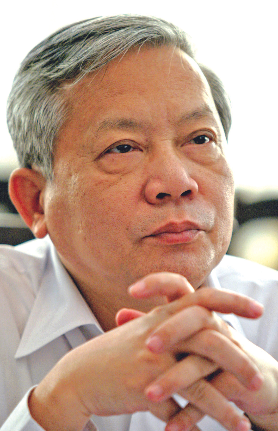 Bên ông Nguyễn Khoa Điềm ảnh 1