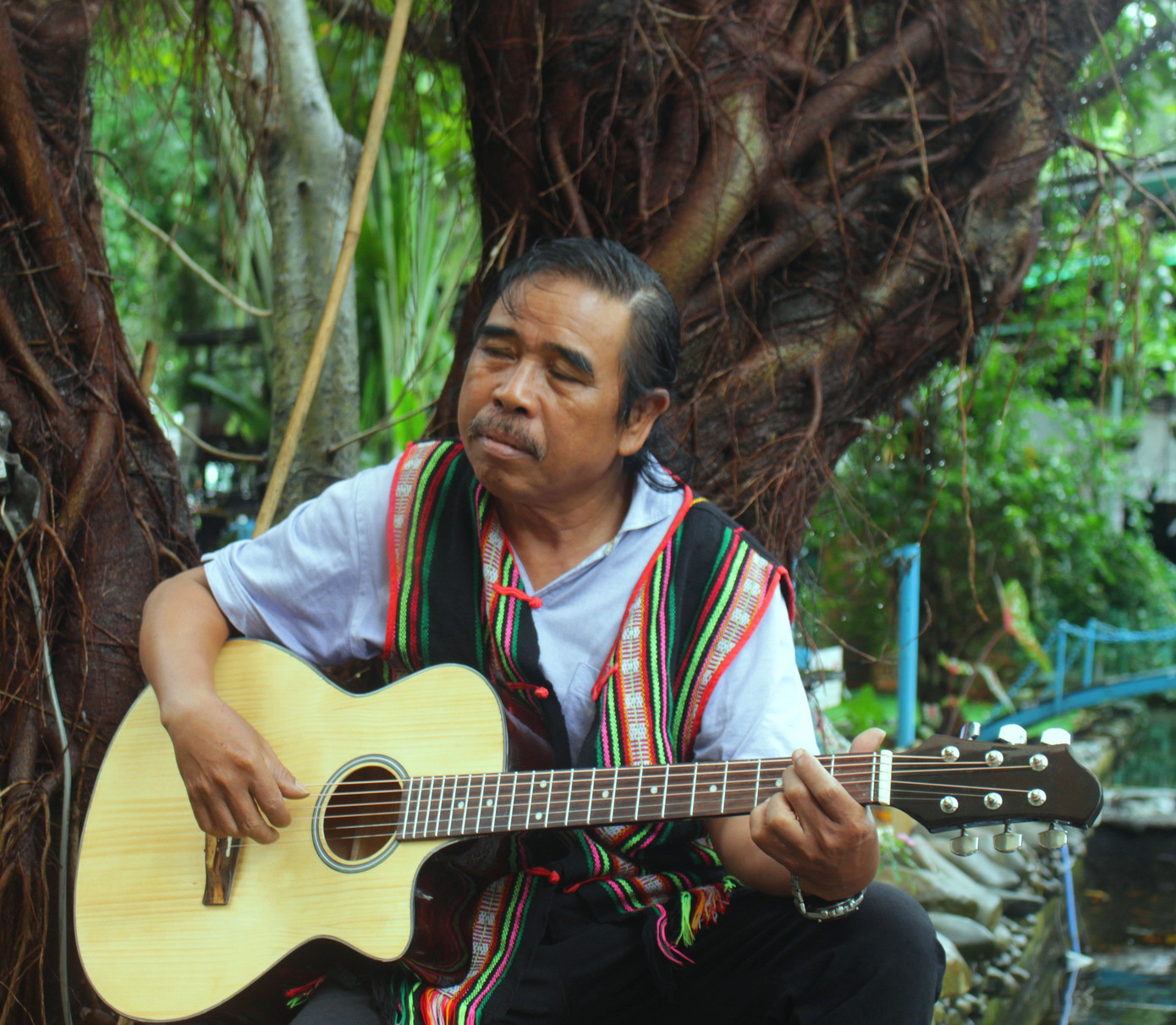 Nhạc sĩ chân trần của đại ngàn ảnh 2