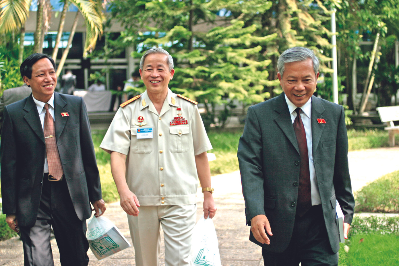 Bên ông Nguyễn Khoa Điềm ảnh 2