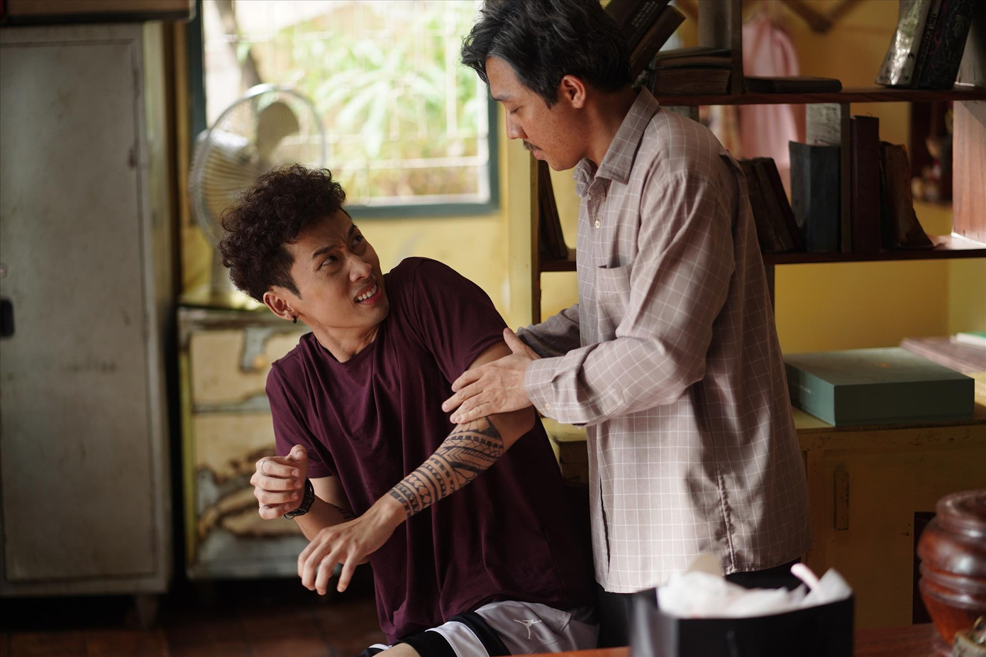 'Bố già' đối đầu 'Gái già': Phòng vé Việt hết ảm đạm? ảnh 1