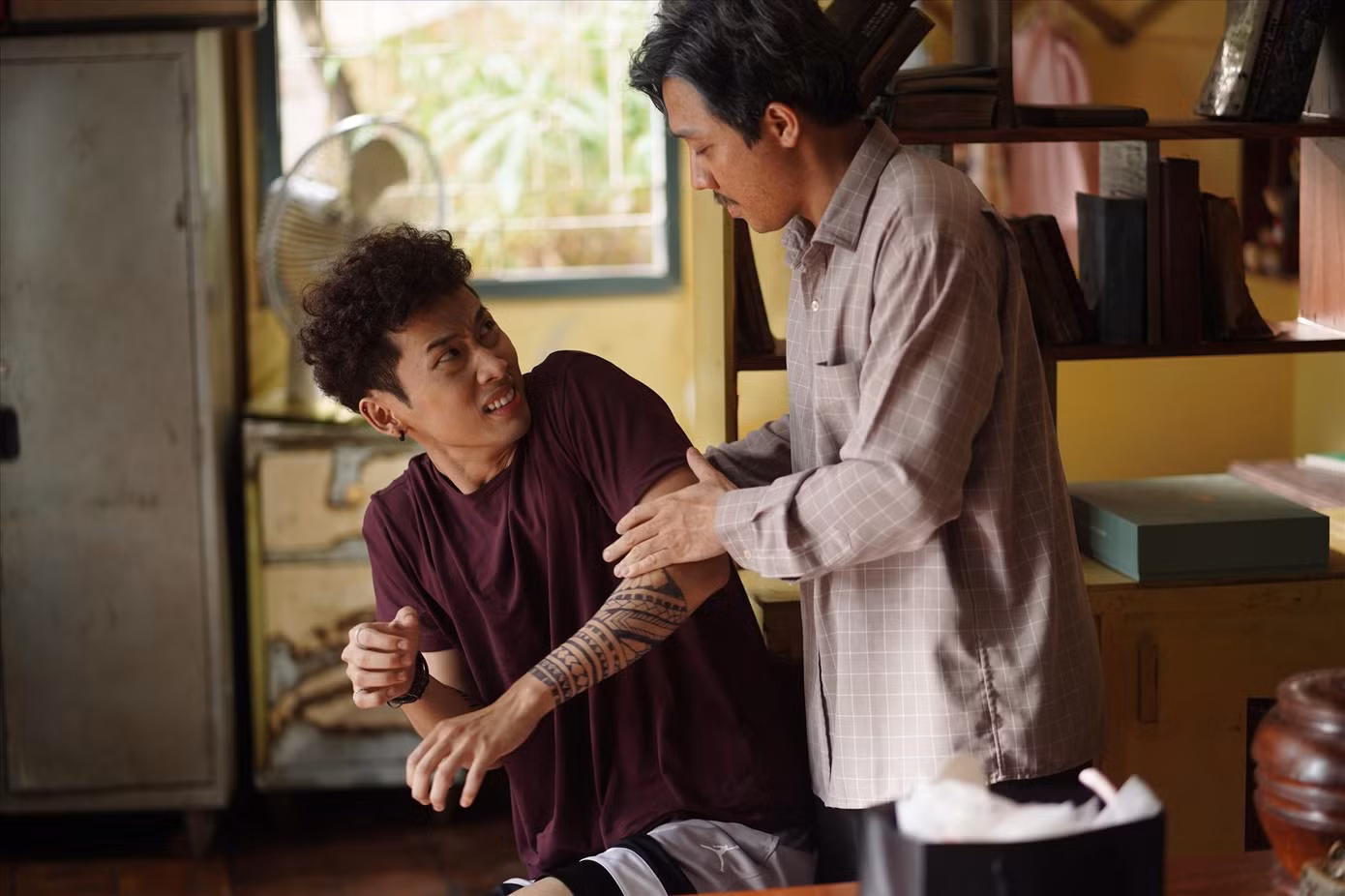 'Bố già' đối đầu 'Gái già': Phòng vé Việt hết ảm đạm? ảnh 1
