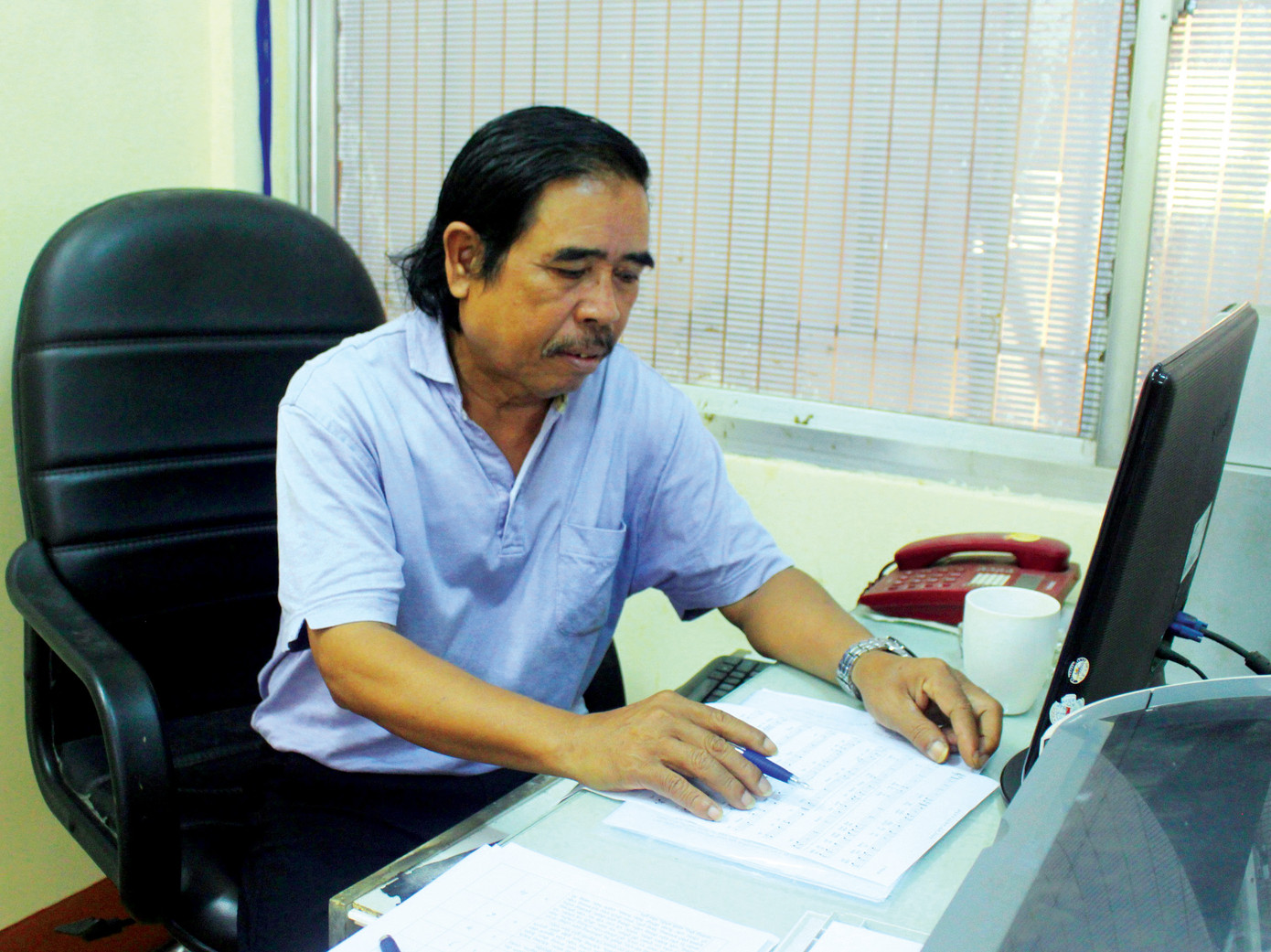 Nhạc sĩ chân trần của đại ngàn ảnh 1