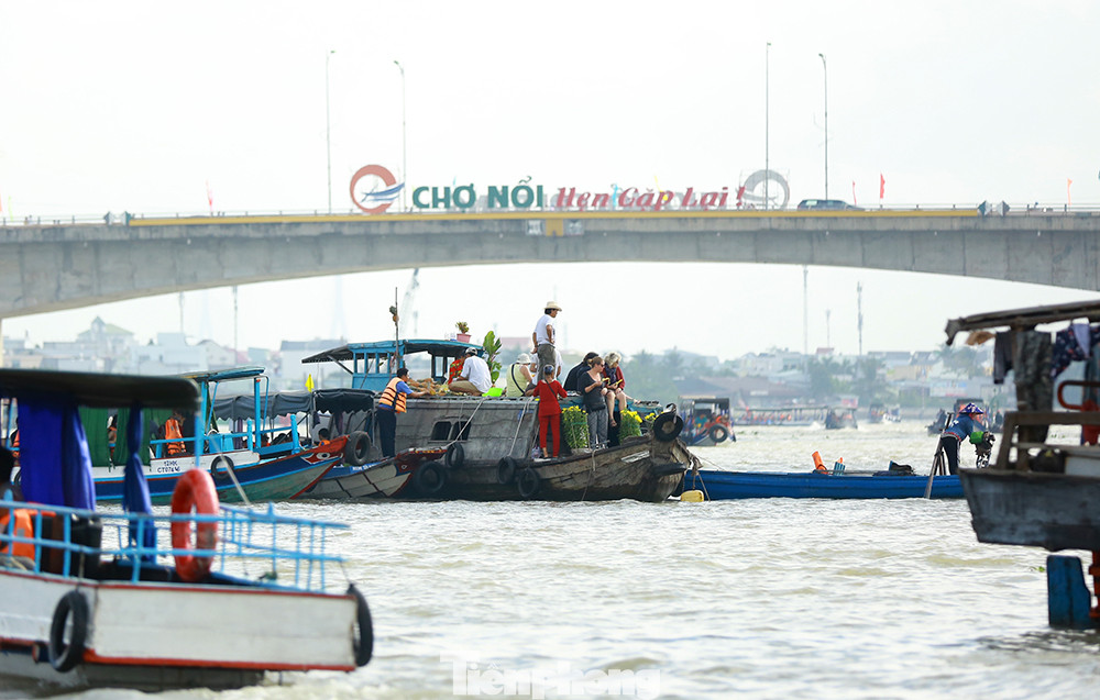 Chợ nổi Cái Răng-Cần Thơ tấp nập khách du lịch ngày đầu năm ảnh 16
