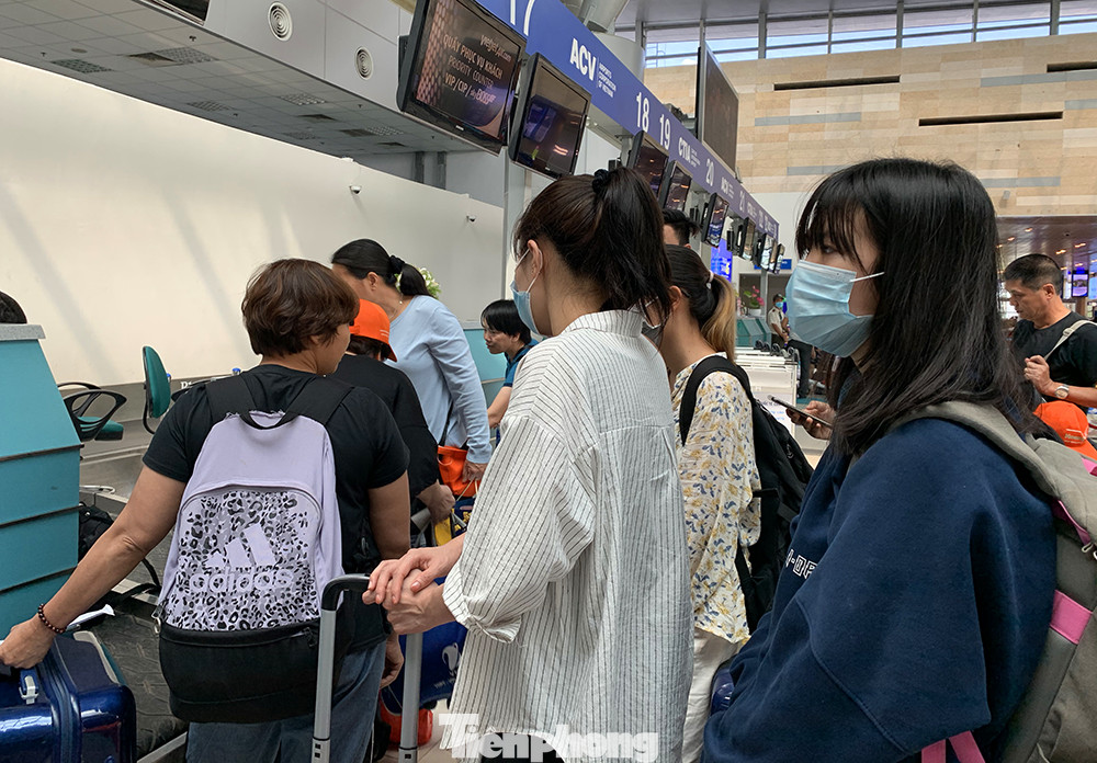 Hành khách tại sân bay Cần Thơ kín mít khẩu trang phòng chống virus Corona ảnh 4