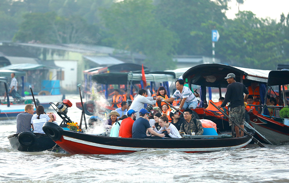 Chợ nổi Cái Răng-Cần Thơ tấp nập khách du lịch ngày đầu năm ảnh 10