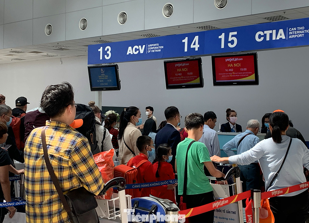 Hành khách tại sân bay Cần Thơ kín mít khẩu trang phòng chống virus Corona ảnh 1